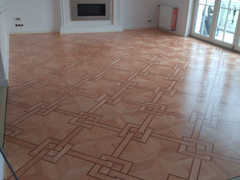 Intarzia parketta lerakása, csiszolása és lakkozása