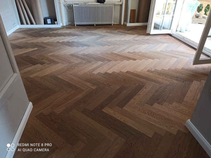 Olajozott készparketta halszálka mintába rakva