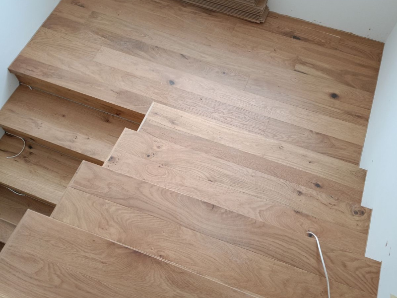 Lépcső burkolása rejtett világítással