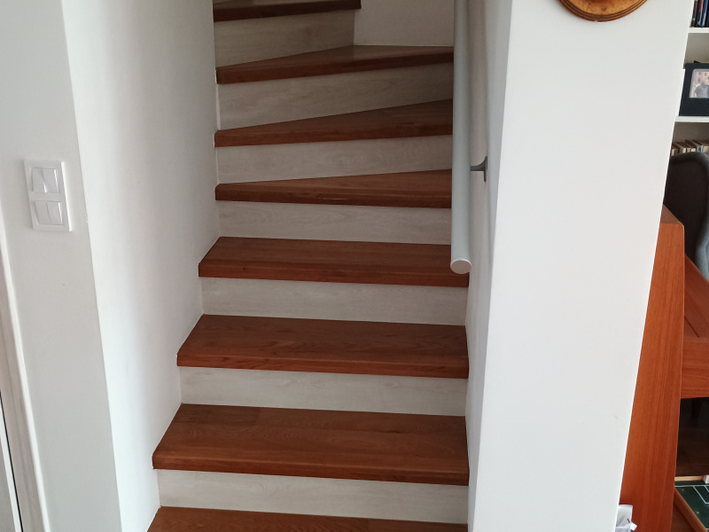 Lépcső burkolása füstölt tölgy svédpadlóval