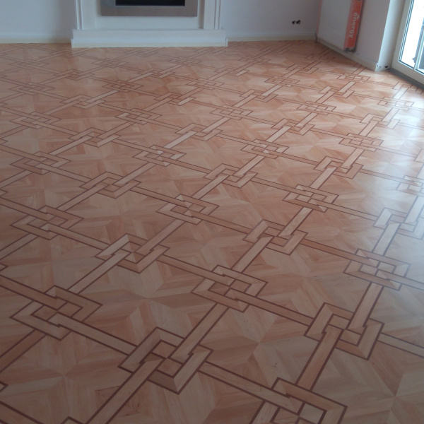 Intarzia parketta lerakása, csiszolása és lakkozása