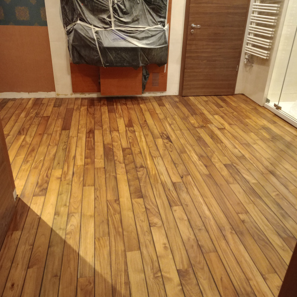 Fürdőszoba burkolása teakfával